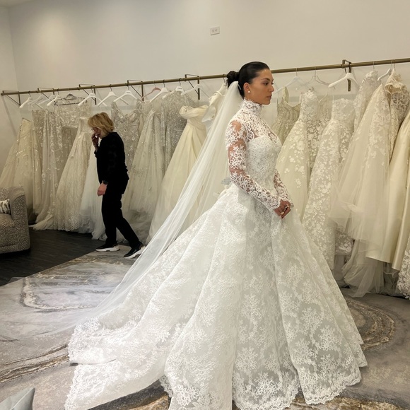 Monique Lhuillier Vittoria Gown - Picture 13 of 14